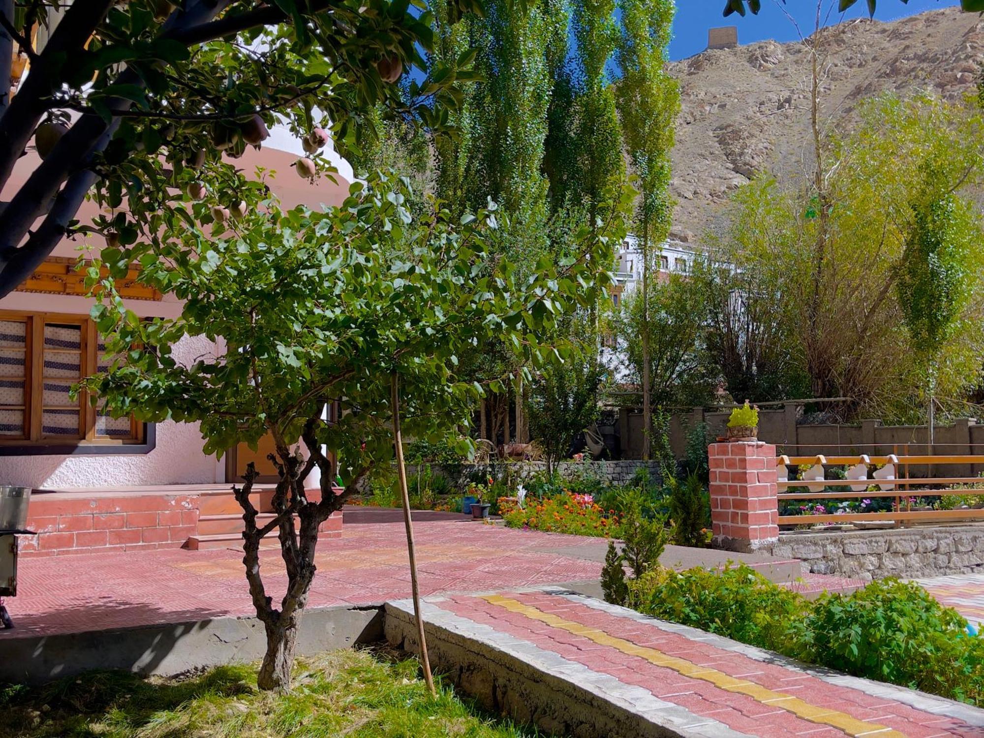 Rock Castle Residency Hotel Leh Bagian luar foto